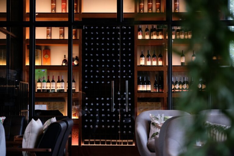 วิธีเก็บรักษาไวน์แบบมืออาชีพ อุณหภูมิและวิธีวางขวดที่ควรรู้